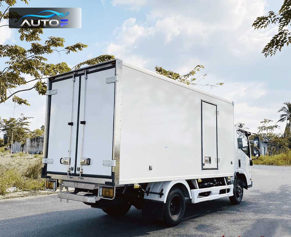 Xe tải đông lạnh Isuzu 2.3 tấn QKR 270 và QKR 230